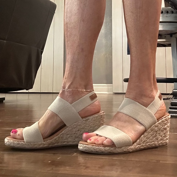 Tommy Bahama Sakura Wedge Sandals - Picture 7 of 9